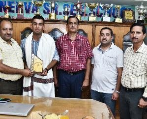 घुमारवीं : वायुसेना में फ्लाइंग अफसर बने अनमोल का मिनर्वा स्कूल में भव्य स्वागत