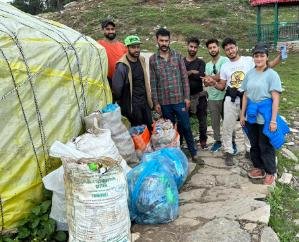 Sirmaur: Mountaineer Baljit Kaur's team removed 35 kg of garbage from Churdhar