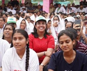 चिलचिलाती धूप में स्कूली छात्रों के साथ बैठी आस्था अग्निहोत्री, कहा नशा विरोधी मुहिम में हर नौजवान देश के साथ