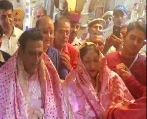 Una: Bollywood star Govinda bowed his head at the door of mother Chintpurni with his wife