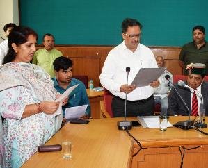 Solan: Deputy Commissioner administered oath to five nominated councilors