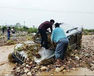 Havoc of rain: The car got swept away in the ravine in Haroli, the driver saved his life by jumping