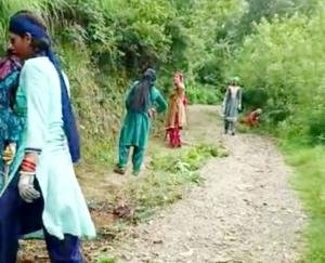 Kunihar: The women of Chiswa themselves repaired the road leading to the village