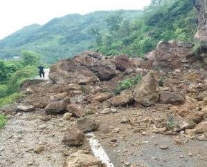 Bilaspur: Shimla-Dharamshala via Jukhala road closed due to landslide