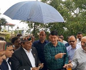 Solan: Dr. Shandil gave immediate relief of Rs 15000 to the affected family