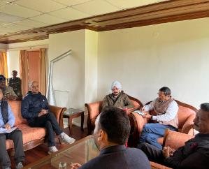 Shimla: Rathore holds meeting with officials, orders to open closed roads soon