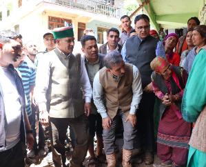 Chief Minister Sukhu reached Thunag, announced to give one lakh each to the flood affected