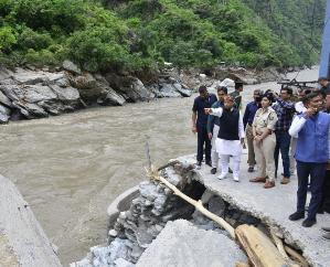 Governor visits flood affected areas of Mandi