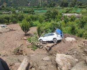 Now cloudburst in Kullu's Kais, one dead, many vehicles washed away