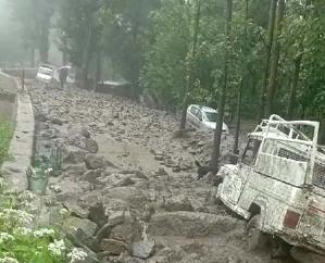 Kinnaur: Heavy devastation due to cloudburst in Sangla's Kamru Nala, vehicles washed away
