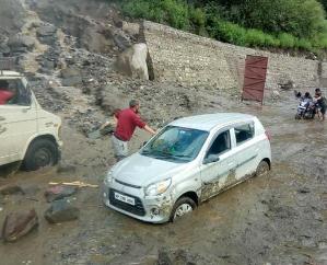  Kullu: Roads and crops destroyed due to cloudburst at two places in Manali