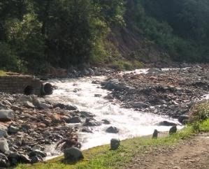 Kasauli: 200 meters of the road leading to Beja School was washed away, how will children go to school