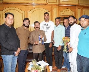  Silver medalist in para-athletics Nishad met the Chief Minister