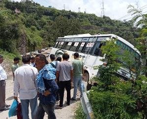 Hamirpur: Bus rolled down the road near Kolu Siddha, a major accident was avoided 123