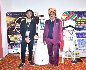 दिनेश शर्मा द्वारा निर्देशित फ़िल्म