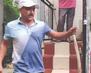 Jaisinghpur: Mathur Dhiman rescues four and a half feet long snake in Awadevi, Hamirpur  222