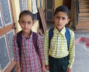  Sangrah: Twin brother and sister showed honesty by returning purse full of money