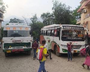 FIR against the driver who drank alcohol while sitting in a government bus and quarreled with the journalist