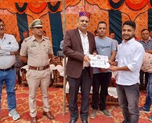 SDM Kulbir hoisted the flag at Bharmour Boy's School Bharmour 111