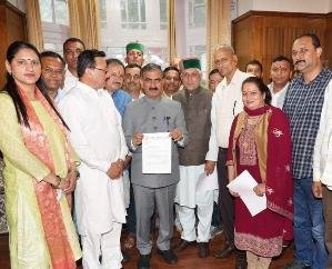 Shimla: Pachhad Congress gave Rs 2,21,111 for relief fund
