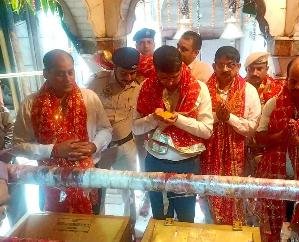 Una: DC bowed his head at the feet of Mata Chintpurni