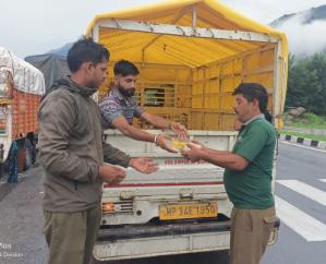 Government providing shelter, food and essential items to the people stranded between Mandi-Kullu: Chief Minister