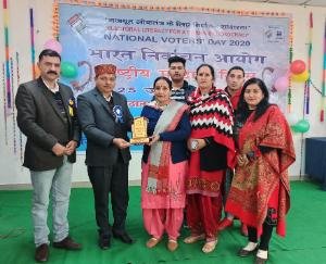 मतदाताओं को वोट के प्रति जागरूक करने के लिए रेनबो स्टार क्लब को बेस्ट क्लब अवार्ड 