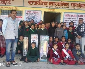 एसएमसी प्रधान ने विद्यालय को दान किए हीटर