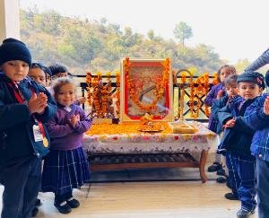 एस०वी०एन० (कुनिहार) के बच्चों ने धूमधाम से मनाया बसंत पंचमी का त्यौहार