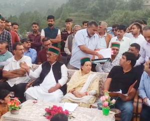 Karsog: MP Pratibha Singh visited disaster affected Manola Narash and Kalashan