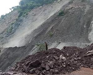  NHAI's technical team found out the reason for mountain cracking, filled soil samples in Chakki Mor
