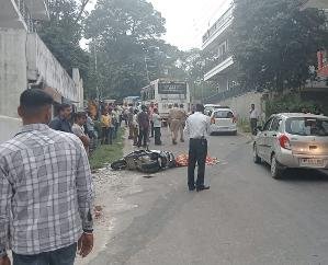 Hamirpur: School driver dies on the spot in collision between bus and scooter 1111