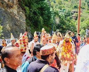 Bharmour: Shiv disciples, descendants of Trilochan Mahadev, will follow the tradition of breaking Dal Lake tomorrow.