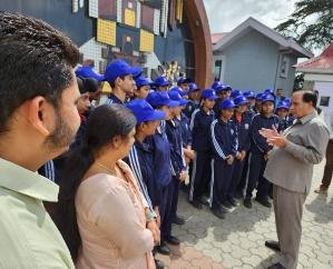 Students of Dargi School took information about parliamentary functioning from the Speaker. 1111 222