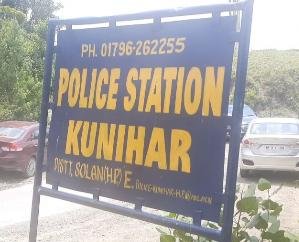 Kunihar: Sayri police recovered two boxes of country liquor from the person's car.