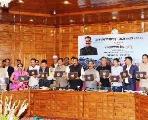 Chief Minister inaugurated the preview program of Kullu Dussehra and released the brochure.