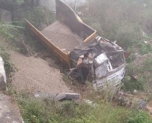 Una: Driver dies, one injured after tipper overturns in Tahliwal, Haroli