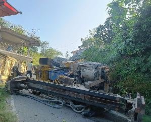 Hamirpur: Vehicle installing hand pump overturned on the road in Majhog Sultani