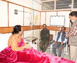 Chief Minister inquires about the well being of Amarlata Awasthi and Vidya Verma