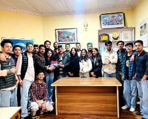 Shimla: Students of Bushahr Students Welfare Association protested against Minister Vikramaditya and MLA. Nand Lal Su meeting