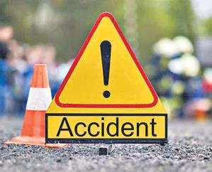 Hamirpur: Truck filled with cylinders fell into 100 feet deep ditch, driver injured