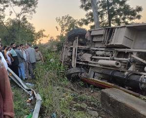 Indora: Private bus overturns after accident in Bhadroya, passengers narrowly escaped 123
