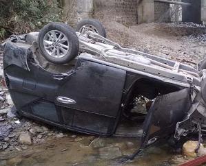 Mandi: Car of tourists from Punjab falls from the bridge, three injured