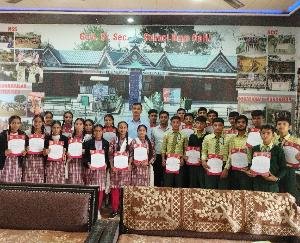  Distributed a certificate to Garli's NCC cadets