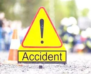 Fatehpur: Heavy collision between bike and car in Dehri, two girls injured