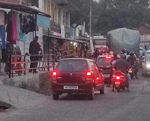 Dehra: Traffic jam due to vehicles parked on the side of Badhalthor road all day long, people upset.