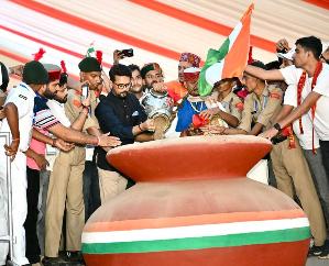  New Delhi: 143 Himachali youth along with Union Minister Anurag put the soil of Veerbhoomi in the urn.123
