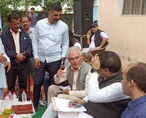  Indora: MLA Malend listened to people's problems in the administration's public door program.