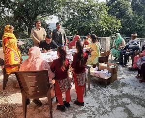 देहरा : सांसद मोबाईल स्वास्थ्य सेवा ने चपलाह में जांचा 101 लोगों का स्वास्थ्य 