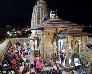 बैजनाथ में अखरोटों की बारिश
